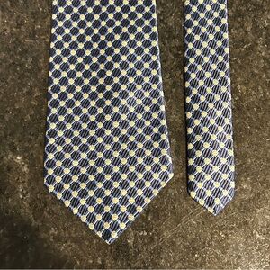 VAN HEUSEN Men’s 100% Silk Tie Blue & Yellow Geometric Design